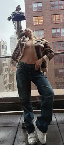 ss braless lean back